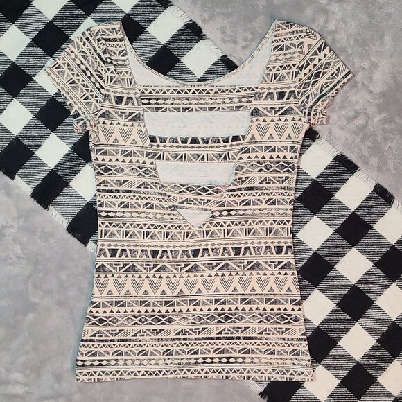 ❄️ M | Garage | Geometric Back V-Grid Cut Graphic Tee - Picture 3 of 5